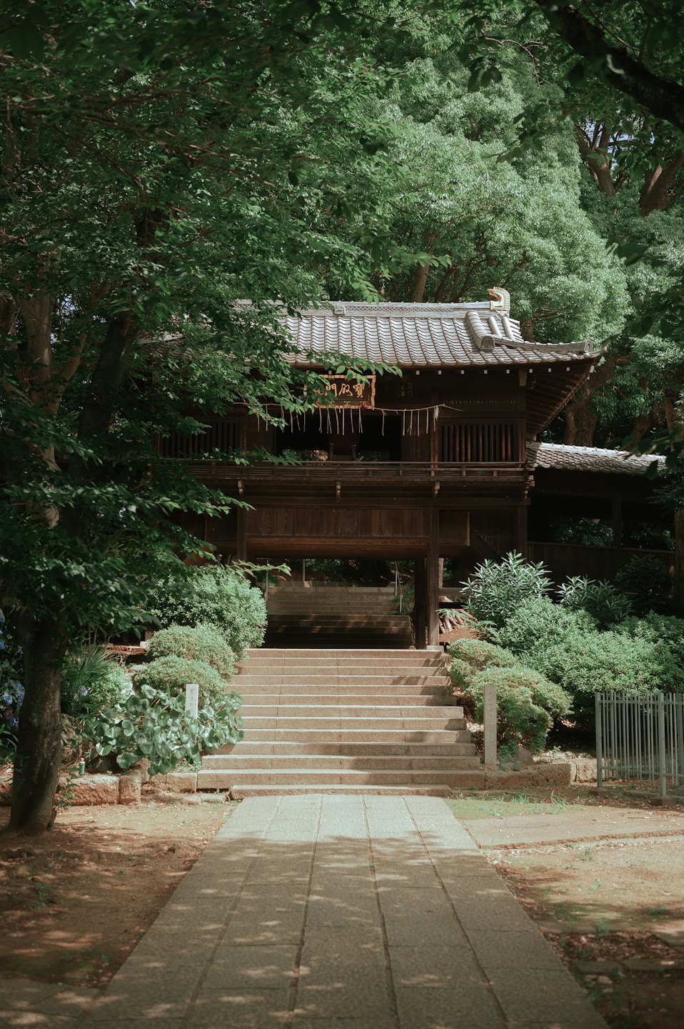 石段を上った先にある、伝統的な木造の門屋。