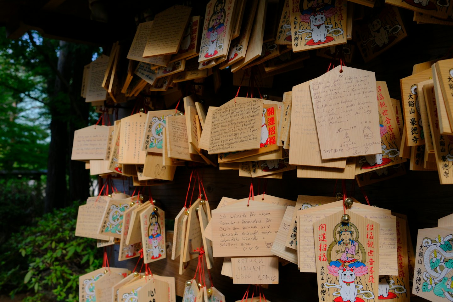 願い事が書かれた木札が、お寺に飾られています。